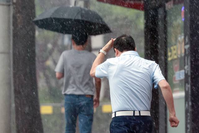 전국 곳곳 비가 내린 지난 16일 서울 서대문구에서 한 시민이 손으로 비를 막으며 뛰어가고 있다. 연합뉴스