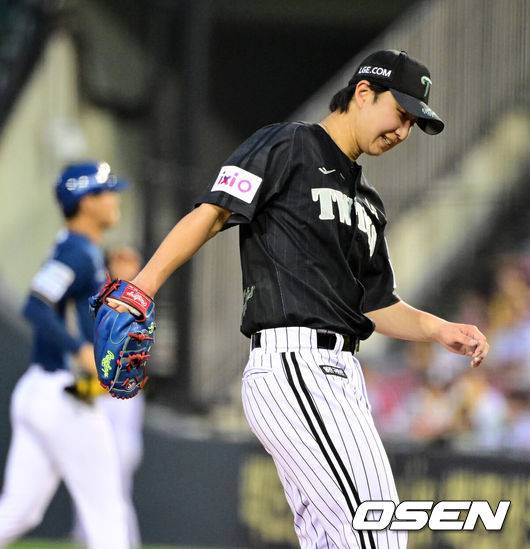 ㅍOSEN=잠실, 지형준 기자] 19일 오후 서울 잠실구장에서 ‘2025 신한 SOL Bank KBO리그’ LG 트윈스와 NC 다이노스의 경기가 열렸다.LG는 최채흥, NC는 신민재를 선발로 내세웠다6회초 무사에서 LG 최채흥이 NC 김주원에 2루타를 허용하며 아쉬워하고 있다. 2025.06.19 /jpnews@osen.co.kr