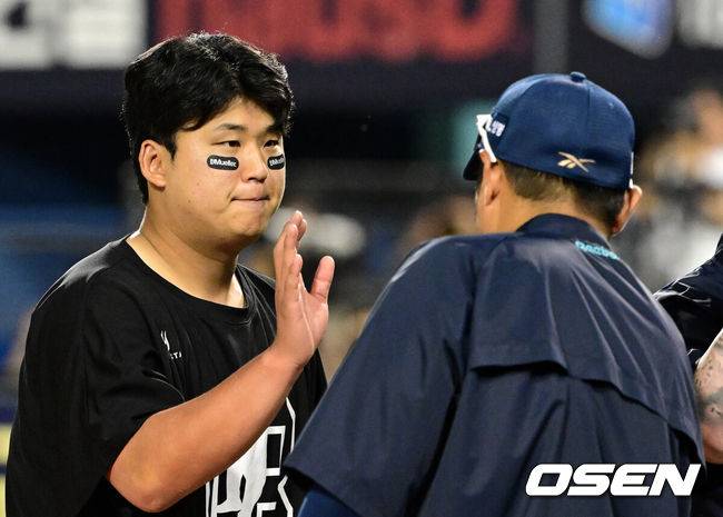 [OSEN=잠실, 지형준 기자] 프로야구 NC 다이노스가&nbsp;LG 트윈스에 승리하며 위닝시리즈에 성공했다.&nbsp;NC는 19일 서울 잠실구장에서 열린 2025 KBO리그 LG와 경기에서 3-0으로 승리했다. 김휘집이 선제 결승 솔로 홈런을 터뜨렸고, 박민우가 3타수 2안타 2타점을 기록했다.&nbsp;경기를 마치고 NC 신민혁이 이호준 감독과 기뻐하고 있다. 2025.06.19 /jpnews@osen.co.kr