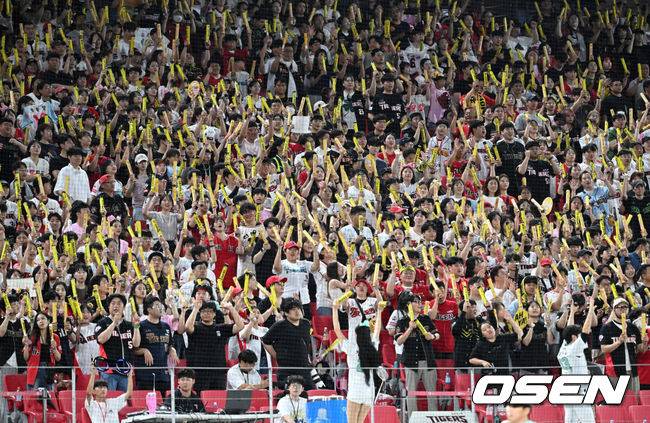 [OSEN=광주, 이대선 기자] 디펜딩 챔프 KIA 타이거즈가 스윕과 함께 5연승을 질주했다.&nbsp;KIA는 19일 광주-기아 챔피언스필드에서 열린 '2025 신한은행 SOL bank KBO리그' KT 위즈와의 경기를 5-0으로 승리했다.KIA 팬들이 열띤 응원을 펼치고 있다. 2025.06.19 /sunday@osen.co.kr