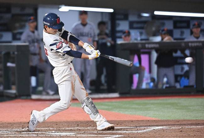 [OSEN=부산, 이석우 기자] 19일 부산 사직야구장에서 2025 신한 SOL 뱅크 KBO 리그 롯데 자이언츠와 한화 이글스의 경기가 열렸다. 홈팀 롯데는 나균안이, 방문팀 한화는 황준서가 선발 출전했다.롯데 자이언츠 전민재가 7회말 좌익수 앞 안타를 치고 있다. 2025.06.19 / foto0307@osen.co.kr