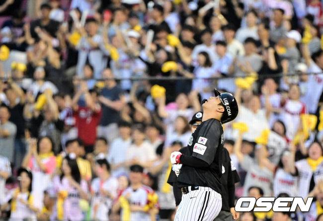 [OSEN=잠실, 지형준 기자] 19일 오후 서울 잠실구장에서 ‘2025 신한 SOL Bank KBO리그’ LG 트윈스와 NC 다이노스의 경기가 열렸다.LG는 최채흥, NC는 신민재를 선발로 내세웠다4회말 2사에서 LG 문보경이 중전 안타를 날리며 팬들의 환호를 받고 있다. 2025.06.19 /jpnews@osen.co.kr