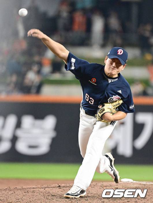 [OSEN=대전, 김성락 기자] 13일 대전 한화생명볼파크에서 ‘2025 신한 SOL Bank KBO리그’ 한화 이글스와 두산 베어스의 경기가 열렸다.이날 한화는 류현진, 두산은 최원준을 선발로 내세웠다.9회말 두산 김택연이 마운드에 올라 힘차게 공을 뿌리고 있다. 2025.05.13 / ksl0919@osen.co.kr