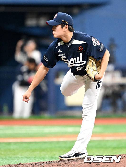 [OSEN=고척, 이대선 기자] 1일 오후 서울 고척스카이돔에서 2025 신한 SOL Bank KBO리그 키움 히어로즈와 두산 베어스의 경기가 열렸다.키움은 알칸타라, 두산은 최승용을 선발 투수로 내세웠다.7회말 1사 1루에서 두산 김택연이 역투하고 있다. 2025.06.01 /sunday@osen.co.kr