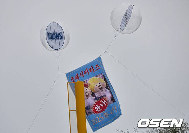 [OSEN=대구, 이석우 기자] 20일 대구삼성라이온즈파크에서 2025 신한 SOL 뱅크 KBO 리그 삼성 라이온즈와 롯데 자이언츠의 경기가 열렸다. 홈팀 삼성은 후라도가, 방문팀 롯데는 나균안이 선발 출전했다. 삼성 라이온즈와 롯데 자이언츠의 클래식씨리즈 애드벌룬이 걸려 있다. 2025.04.20 / foto0307@osen.co.kr