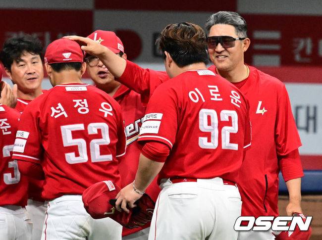 [OSEN=고척, 조은정 기자]프로야구 SSG 랜더스가 홈런 3방으로 연장 혈투에서 짜릿한 역전승을 거뒀다.SSG는&nbsp;19일 서울 고척스카이돔에서 열린 ‘2025 신한은행 SOL Bank KBO리그’ 키움 히어로즈와의 경기에서 4-2로 승리했다. 이날 승리로 SSG는 주중 3연전 위닝시리즈를 챙겼다.&nbsp;SSG 이숭용 감독이 석정우와 승리를 기뻐하고 있다. 2025.06.19 /cej@osen.co.kr