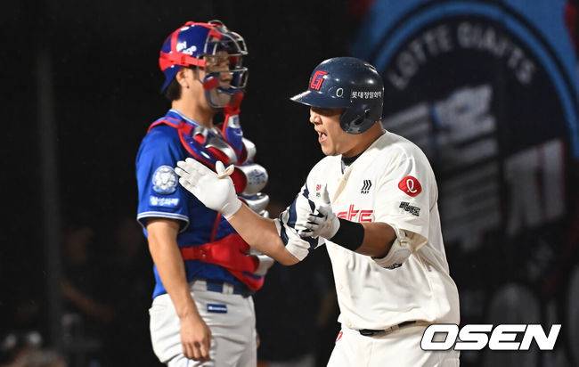 [OSEN=부산, 이석우 기자] 20일 부산 사직야구장에서 2025 신한 SOL 뱅크 KBO 리그 롯데 자이언츠와 삼성 라이온즈의 경기가 열렸다. 홈팀 롯데는 감보아가, 방문팀 삼성은 김대호가 선발 출전했다.롯데 자이언츠 정훈이 8회말 1사 좌월 솔로 홈런을 치고 환호하고 있다. 2025.06.20 / foto0307@osen.co.kr