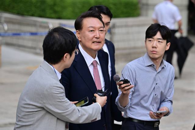 ▲윤석열 전 대통령이 9일 서울 서초구 서울중앙지방법원에서 열린 내란 우두머리 혐의·직권남용 권리행사 방해 혐의 사건 6차 공판에 출석한 뒤 법정을 나서고 있다. ⓒ연합뉴스