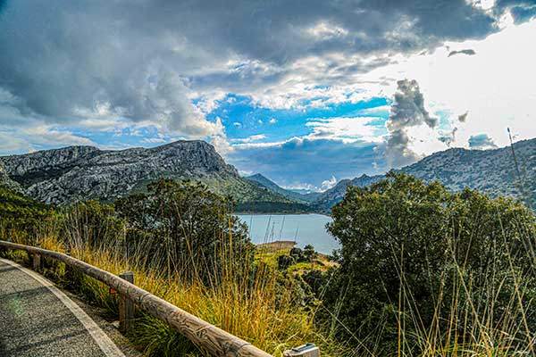 쿠베르호수. 주변에 차를 대고 호수를 감상할 수 있는 주차 공간이 상당히 많다.
