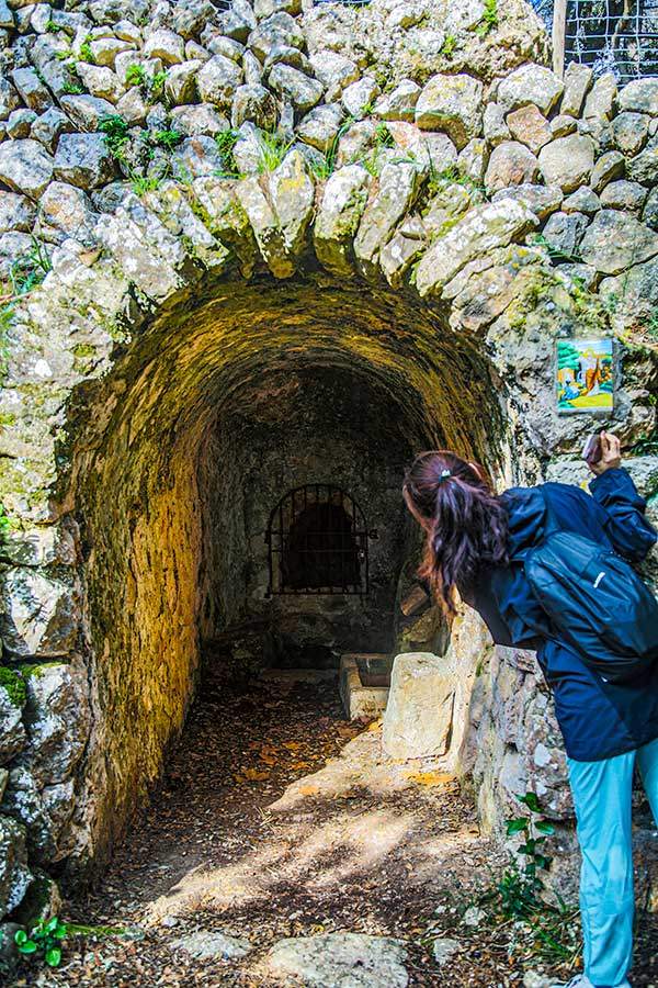 마요르카 유일의 수호성인 성녀 카탈리나의 그림이 걸린 석굴. 안에서 물을 길었던 흔적이 보인다.