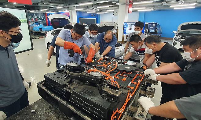 자동차 업계에 근무하는 사원들이 지난해 호남대 재직자 교육에서 전기차 배터리를 교체하는 실습을 하고 있다. 호남대 제공