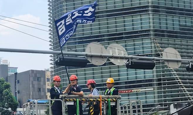 서울 중구 한화 본사 앞 30m 높이 폐쇄회로(CCTV) 철탑에서 고공농성을 하던 김형수 지회장이 지난 19일 오후 2시 30분쯤 크레인을 타고 지상으로 내려오는 모습. 뉴스1