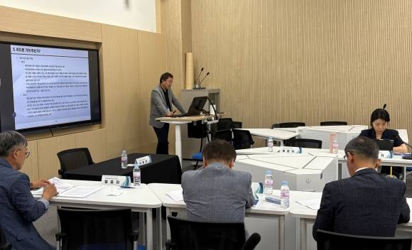 20일 세종특별자치시 세종공동캠퍼스에서 열린 한국이민정책학회 토론회에서  라휘문 성결대 교수가 주제 발표를 하고 있다.