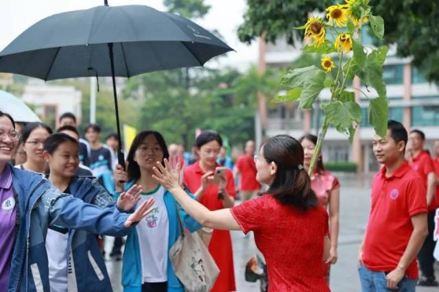 광둥성의 한 가오카오 시험장에 학생들이 응원을 받으며 입장하고 있다. 바이두 캡쳐
