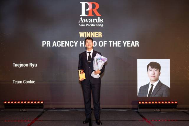 류태준 팀쿠키 대표가 지난 12일 홍콩 JW 매리어트호텔 그랜드볼룸에서 열린 어워드 시상식에서 ‘아시아 올해의 PR기업 CEO(PR Agency Head of the year)’ 수상자로 단상에 올라 포즈를 취하고 있다. /사진 제공=팀쿠키