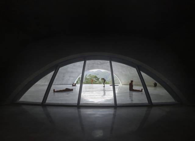 강원도 원주시 뮤지엄산에 조성된 그라운드에는 벤치에 앉아 그라운드 내부를 바라볼 수 있는 관람 공간도 마련돼 있다. 사진 제공=뮤지엄산