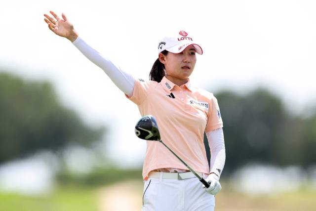 티샷 후 공이 날아가는 방향을 알리고 있는 황유민. 사진 제공=AFP연합뉴스