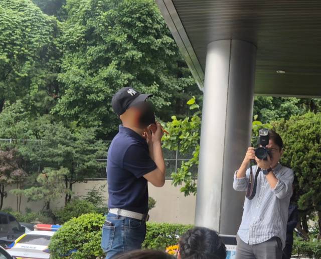 강남역 의대생 살인사건 유족이 20일 서울 서초경찰서 앞에서 기자회견을 열고 살해 당시를 재연하고 있다. 정유나 기자