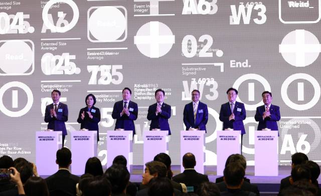 이재명 대통령, 울산 AI 데이터 센터 출범식 세리머니. 연합뉴스