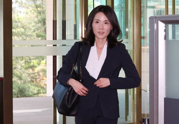 김진아 외교부 2차관이 6월 11일 오전 서울 종로구 외교부에 첫 출근을 하고 있다. 뉴시스