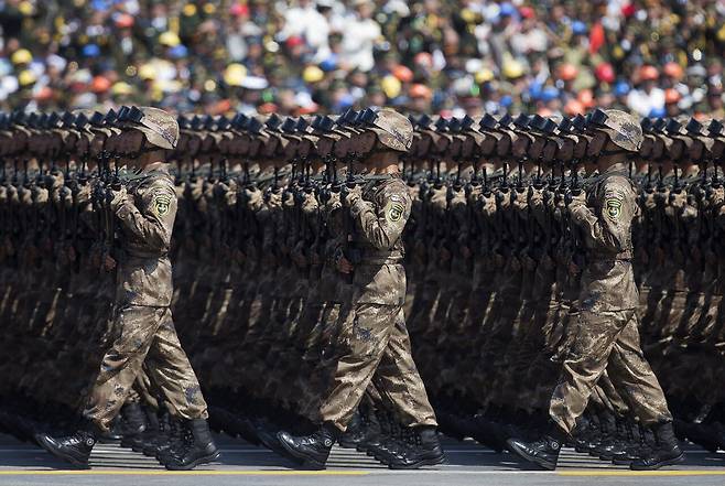 2015년 9월3일 중국 ‘전쟁 승리 70주년’ 기념 열병식에서 인민해방군 군인들이 행진하고 있다. ⓒEPA