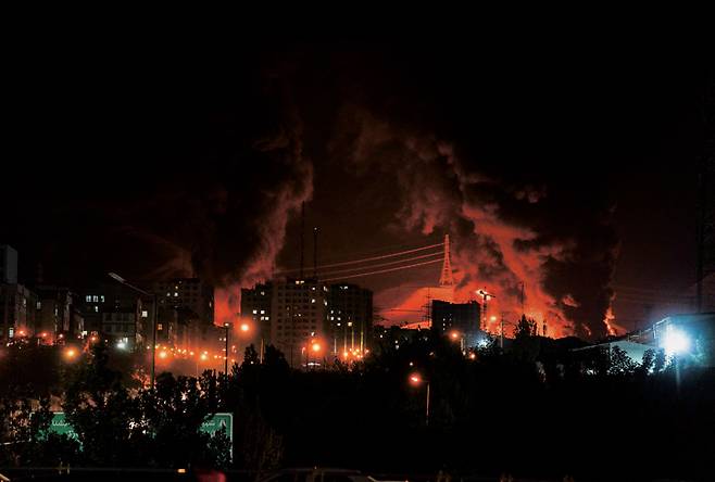 6월15일 일요일 새벽, 이란 수도 테헤란의 석유 저장소에 대한 이스라엘의 공격 이후 불길과 연기가 하늘로 치솟고 있다. ⓒUPI 연합