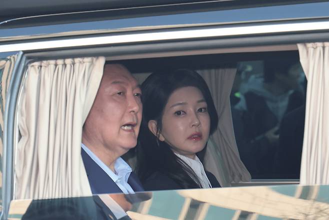 관저를 떠나는 윤석열 전 대통령과 김건희 여사 ⓒ시사저널 이종현