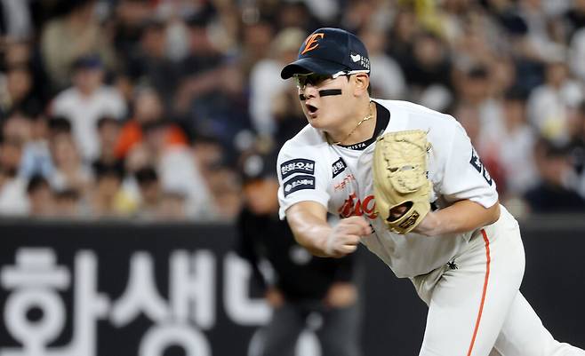 12일 대전 한화생명볼파크에서 열린 2025 신한 SOL 뱅크 KBO리그 두산 베어스와 한화 이글스의 경기. 8회초 2사 만루 때 마운드에 오른 한화 김서현이 힘차게 공을 던지고 있다. ⓒ연합뉴스