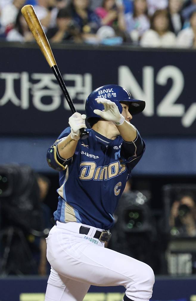 NC 박민우가 19일 잠실구장에서 열린 LG전 7회초 2사 만루 찬스에서 2타점 적시타를 때리고 있다. 박민우의 멀티히트를 앞세운 NC가 LG를 3-0으로 격파했다. 서울|뉴시스