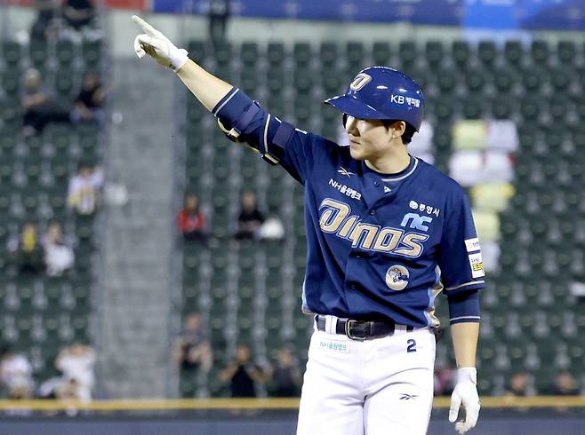 NC 박민우가 19일 잠실구장에서 열린 LG전 7회초 2사 만루 찬스에서 2타점 적시타를 때린 뒤 덕아웃을 향해 세리머니를 선보이고 있다. 박민우의 멀티히트를 앞세운 NC가 LG를 3-0으로 격파했다. 서울|뉴시스