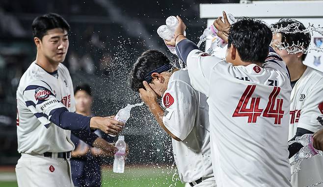 선배들의 물세례를 맞고 있는 롯데 박재엽. 롯데 자이언츠 제공