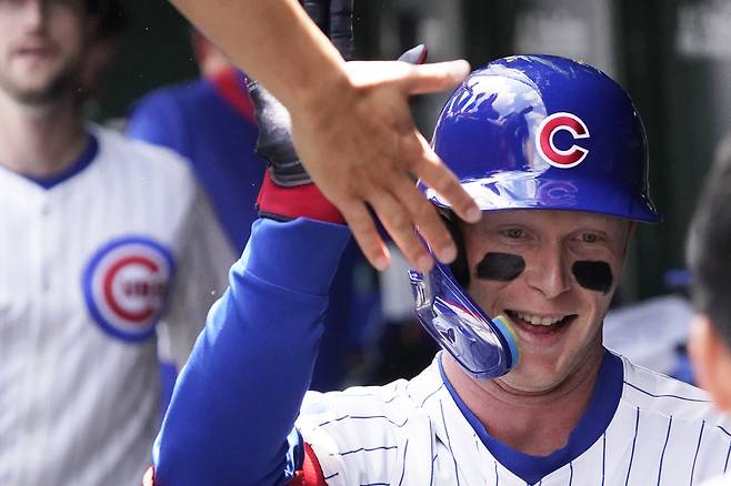 시카고 컵스 PCA가 20일 밀워키전에서 1회말 투런 홈런을 치고 들어온 뒤 동료들의 축하를 받고 있다. AP연합뉴스