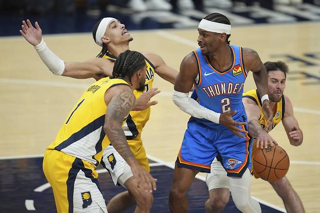 상대 수비에 막힌 샤이 길저스-알렉산더.    인디애나폴리스 | AP연합뉴스