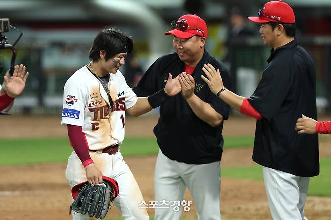 KIA 이범호 감독이 지난 18일 KT전 승리 뒤 밝은 표정으로 박찬호와 하이파이브 하고 있다. KIA 타이거즈 제공