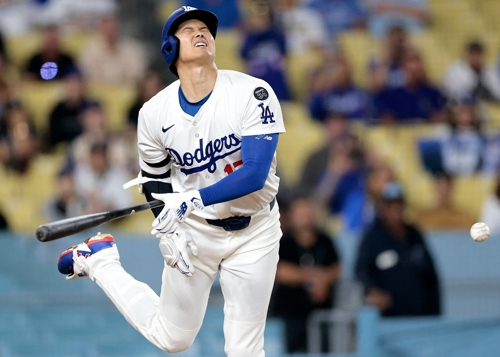 LA 다저스 오타니 쇼헤이가 20일 샌디에이고전에서 9회말 투구에 맞은 뒤 괴로워하고 있다. AFP연합뉴스