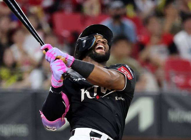 ▲ 올 시즌 KBO리그 입성 이후 가장 좋지 않은 타격 성적으로 공수 모두에서 고전하고 있는 멜 로하스 주니어 ⓒ연합뉴스