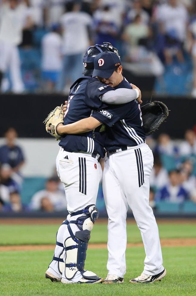 19일 승리 후 포옹을 나누는 김택연(왼쪽)-김기연 두산 배터리. /사진=두산 베어스 제공