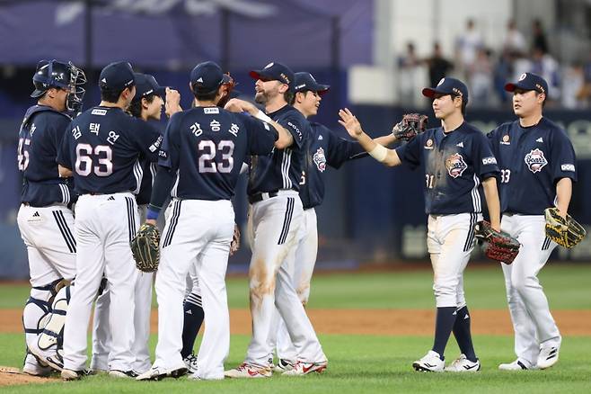 19일 승리 후 기뻐하는 두산 베어스 선수들. /사진=두산 베어스 제공