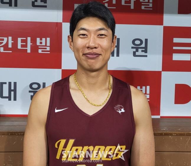 인터뷰를 마친 송성문이 "그래도 웃어야죠"라며 밝은 미소를 짓고 있다. /사진=안호근 기자