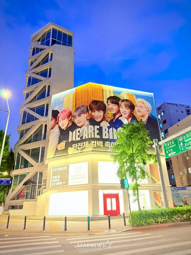 "완전체 컴백 축하해!" BTS 컴백 팬들 축하 물결..'참여형 축하 문화' 확산[★NEWSing]