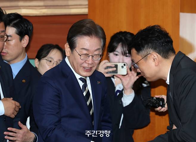 이재명 대통령이 대선 전인 지난 4월 21일 서울 여의도 금융투자협회에서 열린 자본시장 활성화를 위한 정책간담회에서 참석자들과 인사하고 있다. 정지윤 선임기자