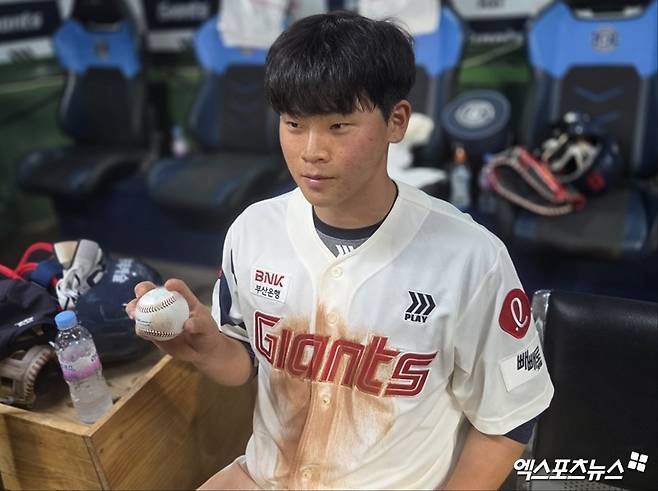 롯데 자이언츠 내야수 박찬형이 19일 부산 사직야구장에서 열린 2025 신한 SOL Bank KBO리그 한화 이글스와의 팀 간 10차전에서 프로 무대 데뷔 첫 안타를 기록했다. 사진 엑스포츠뉴스