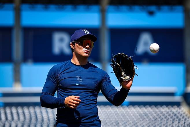 탬파베이 레이스 김하성의 햄스트링 부상 복귀가 얼마 남지 않은 것으로 보인다. 메이저리그 공식 홈페이지 MLB닷컴은 20일 탬파베이 부상자 현황을 업데이트하면서 '오른쪽 햄스트링 긴장으로 재활 훈련을 연기했던 김하성이 16일부터 가벼운 훈련을 시작했고, 이번 주 안에 복귀할 것으로 보인다'고 알렸다. 김하성은 지난달 말 트리플A 재활 경기에 나서며 빅리그 복귀에 박차를 가했다. 그러나 최근 갑작스러운 햄스트링 부상으로 복귀가 연기됐다. 탬파베이 레이스 공식 SNS