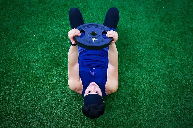 탬파베이 레이스 김하성의 햄스트링 부상 복귀가 얼마 남지 않은 것으로 보인다. 메이저리그 공식 홈페이지 MLB닷컴은 20일 탬파베이 부상자 현황을 업데이트하면서 '오른쪽 햄스트링 긴장으로 재활 훈련을 연기했던 김하성이 16일부터 가벼운 훈련을 시작했고, 이번 주 안에 복귀할 것으로 보인다'고 알렸다. 김하성은 지난달 말 트리플A 재활 경기에 나서며 빅리그 복귀에 박차를 가했다. 그러나 최근 갑작스러운 햄스트링 부상으로 복귀가 연기됐다. 탬파베이 레이스 공식 SNS