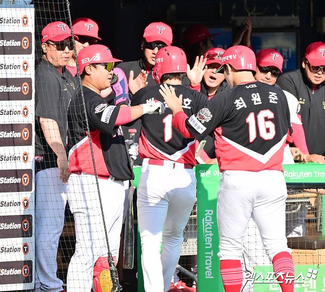 3일 오후 서울 송파구 잠실야구장에서 열린 '2025 신한 SOL Bank KBO리그' KIA 타이거즈와 두산 베어스의 경기, 1회초 1사 만루 KIA 박찬호와 최원준이 오선우의 2타점 2루타때 득점에 성공하고 있다. 엑스포츠뉴스 DB