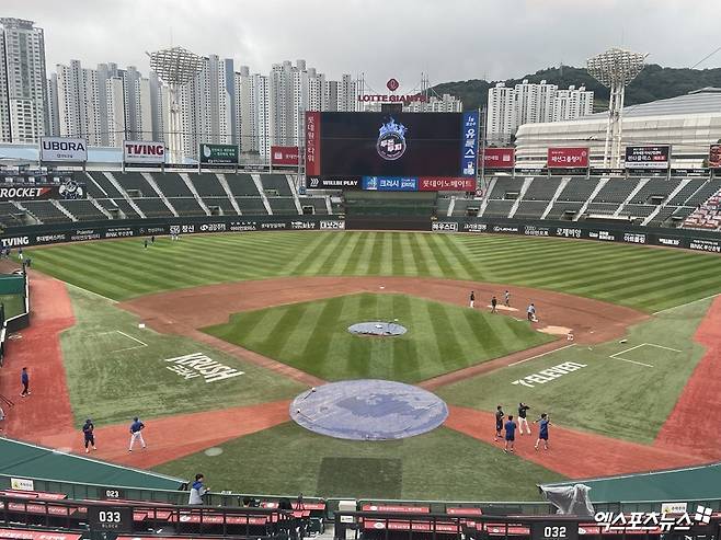 20일 롯데 자이언츠와 삼성 라이온즈의 정규시즌 맞대결이 예고된 부산 사직야구장. 흐린 날씨로 인해 스산한 분위기가 감돌고 있다. 엑스포츠뉴스 부산, 최원영 기자