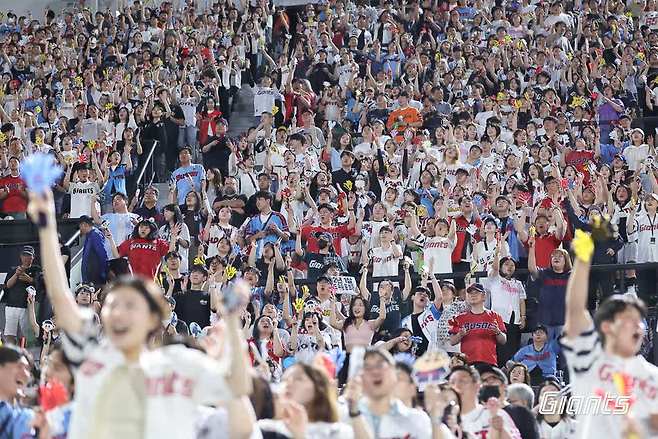 롯데 자이언츠 팬들이 올해 정규시즌 경기에서 선수들을 응원하고 있다. 롯데는 20일 부산 사직야구장에서 열리는 삼성 라이온즈와의 홈경기에서 홈 23게임 연속 매진에 도전한다. 롯데 자이언츠