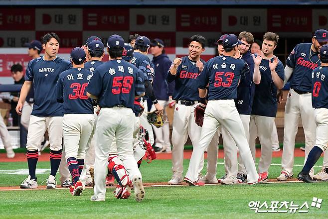 롯데 자이언츠 선수들이 올해 정규시즌 경기에서 승리한 뒤 하이파이브하고 있다. 엑스포츠뉴스 DB