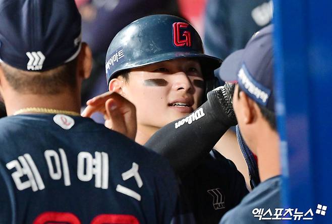 롯데 자이언츠 외야수 윤동희가 경기에 출전해 득점 후 축하 받고 있다. 윤동희는 허벅지 부상으로 현재 전력에서 이탈한 상태이며 19일 검진 결과 80% 회복됐다는 소견을 들었다. 엑스포츠뉴스 DB