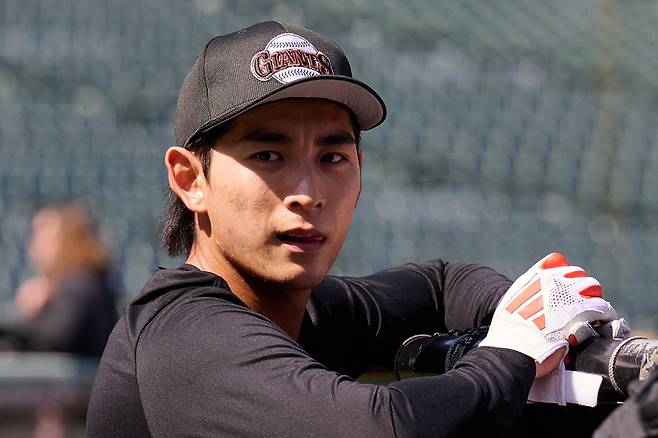 샌프란시스코 자이언츠 이정후가 2경기 연속 타순 조정에도 불구하고 무안타 침묵을 이어갔다. 이날 경기로 이정후의 시즌 타율은 0.259(278타수 72안타)까지 하락했고, 6월 월간 타율은 0.185(54타수 10안타)를 마크했다. 현지 매체 'NBC 스포츠 에어리어'는 '이정후의 스윙은 자연스럽지 못하다. 구속을 따라잡기 위해 과도한 조정이 눈에 띄며 몸이 많이 움직이고 있다. 이것은 단기적인 문제가 아니다. 분명 슬럼프에 빠진 상태'라고 지적했다. 연합뉴스